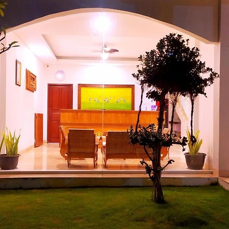 Puri Lovina Hotel Exterior photo