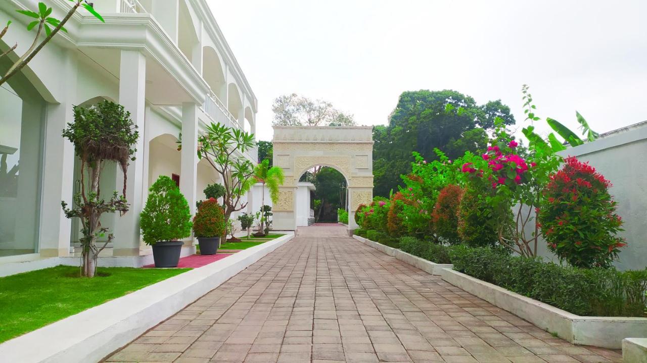 Puri Lovina Hotel Exterior photo