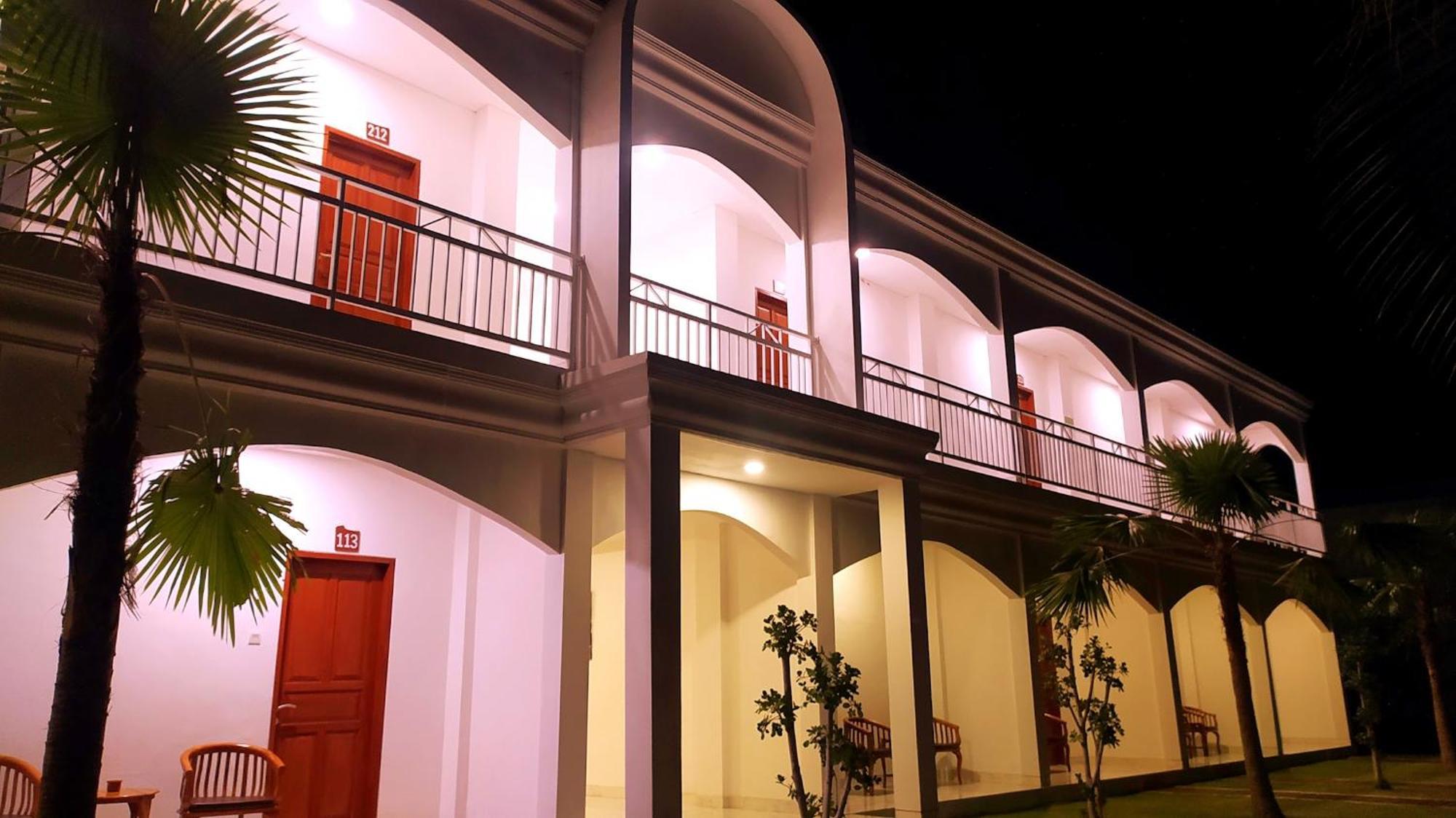 Puri Lovina Hotel Exterior photo